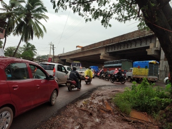 Expansion work, dilapidated roads create traffic chaos at Karrasvaddo