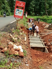 Retaining wall being built in Sancoale