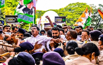 Protesting Cong leaders lathi-charged, arrested