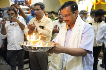 Kejri speaks to partymen, feels the pulse of people