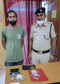 RPF personnel hands over bag with valuables to passenger at Thivim stn, wins accolades