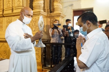 Kejriwal visits Basilica, pays his respects to Goencho Saib