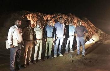 HC-constituted team raid and seize illegal sand in Guirdolim
