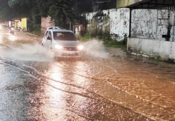Heavy downpour inundates roads in commercial capital