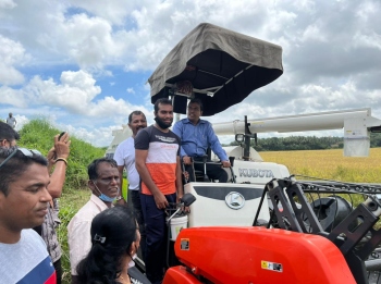 With the farmers, a field day for Damu in Fatorda