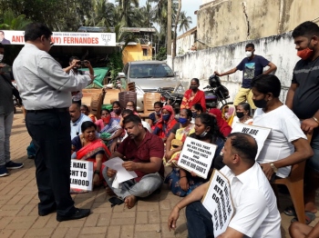 Kiosk owners, fruit vendors protest outside St Cruz MLA’s residence