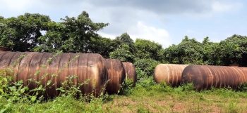 Activist questions storage of containers on comunidade land
