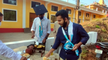 Cong youth wing sells pakoras, demands white paper on jobs