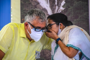Politicos of all hues call on Mamata