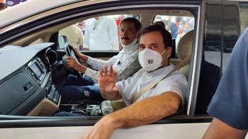 Cong leader meets with crowds outside airport