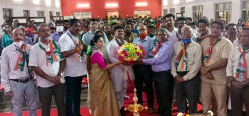 Ex-MMC chairperson joins Cong with hundreds of supporters