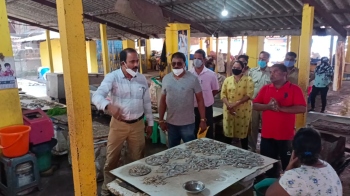 Officials inspect Vasco fish market, hand out vendor cards