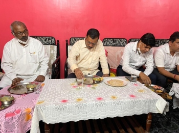 Kejriwal takes blessings at Ajoba temple in Honda