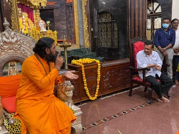 Kejriwal visits Tapobhoomi, offers puja
