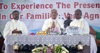 Ease in pandemic sees thousands flock to Pilar for blessings of Ven Fr Agnelo