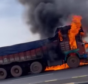 Truck catches fire on Atal Setu bridge