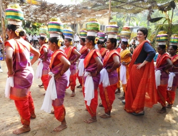 Priyanka strikes chord in Morpilla, dances and has lunch with tribals