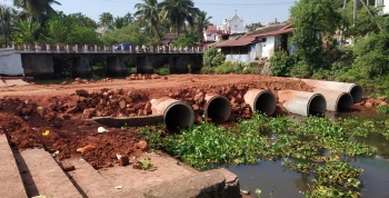 GSIDC dumps pipes & mud to build temporary road across Mapusa river