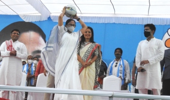 Mamata plays ‘ball’ on Dando ground to strike a chord with Christian minority