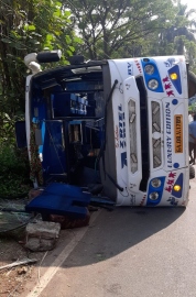 8 hurt as tourist bus carrying 40 falls on its side at Bogmalo