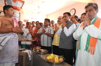 LEADERS REACH OUT TO THE DIVINE