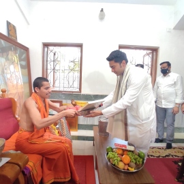 AITC Gen Secretary Banerjee visits Sanquelim temple, seeks blessings