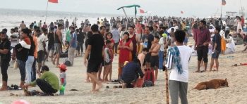Covid spike: Protocols to the wind as tourists throng Colva beach