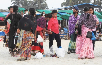 Despite ban, migrant hawkers continue to make merry