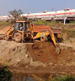Railways starts work of mud removal from water body in Guirdolim, agrees to build retaining wall