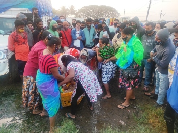 Vendors storm into wholesale market to stop illegal retail sale of fish