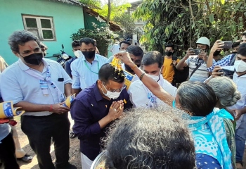 Kejriwal's door-to-door visit bolsters campaign