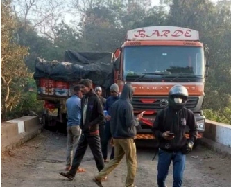 Traffic jam along Chorla road as trucks get stuck on bridge
