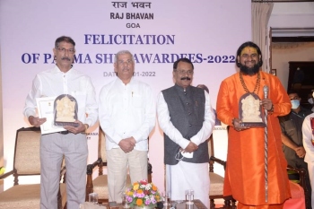 Guv felicitates Padma Shri awardees
