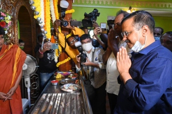 Kejriwal, Nanoskar seek blessings at Ganesh temple in New Vaddem