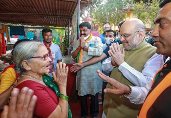Shah, Rajnath hit poll trail, PM arrives today