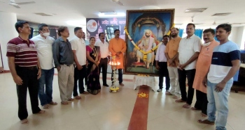 Artist gifts 6-foot Shivaji portrait to Ravindra Bhavan