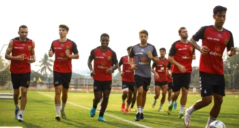 Hyderabad, Kerala look to ride fan frenzy to ISL title