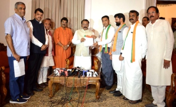 GUV INVITES SAWANT TO FORM GOVT