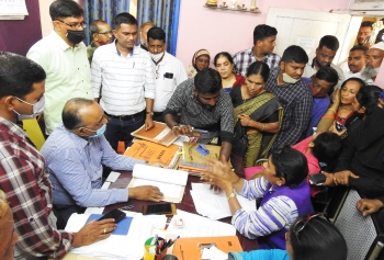 Gogol residents gherao PWD officials over huge water bills