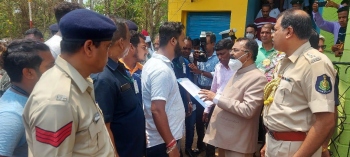 Denied entry, Cong meets Guv over bad NH66 outside venue