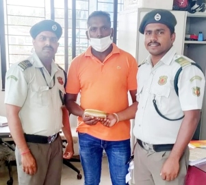 Guard returns pouch with Rs 5,200 to owner