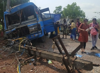 Mapusa-Valpoi bus rams into electricity pole, 16 hurt