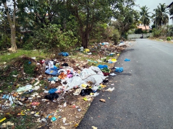 Road opposite Porvorim PHC turns garbage dumping site