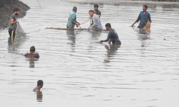 Farmers net variety of fresh water fish from lake in Macazana