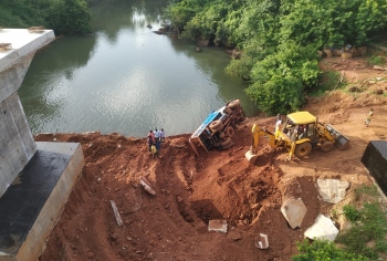 Truck turns turtle at Bendwada-Sanguem