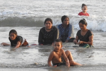 Water sports operators, hawkers cash in as domestic tourists throng to Colva beach to beat the heat