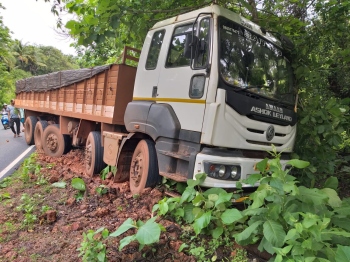K'taka-bound truck goes off road at Canacona