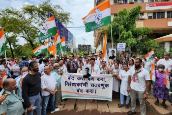 Cong holds protest outside ED office