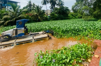 Mechanical de-weeding of Mapusa river begins but concerns remain