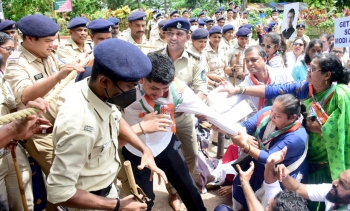 Cong leaders detained after protest outside Raj Bhavan